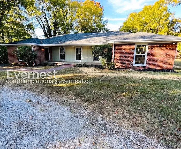 570 Hawkins Dr — Photo 2