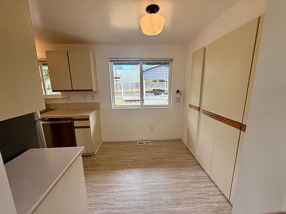 4th image of 8421 31st Ave SW