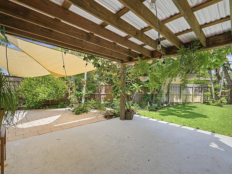 351 SW 13th St — Photo 25