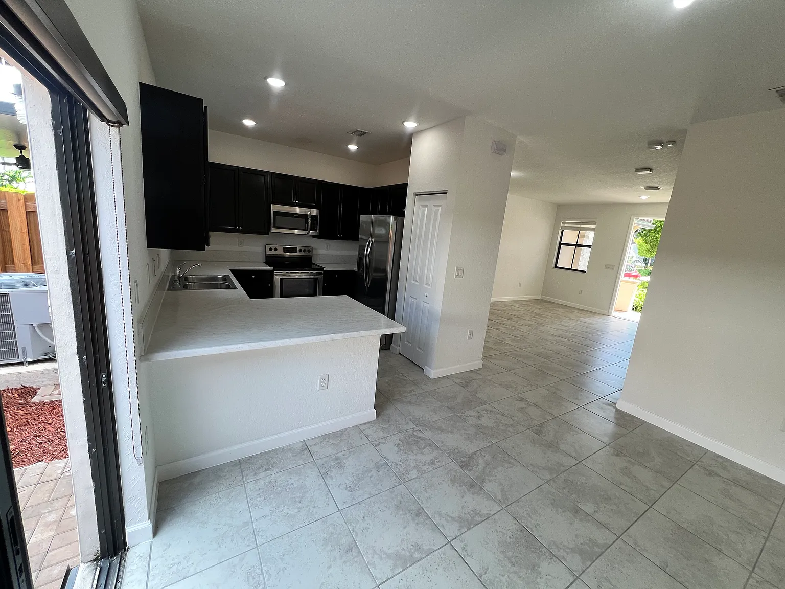 3 bed, 2.5 bath, 1441 sqft, $2,975 — Photo 4