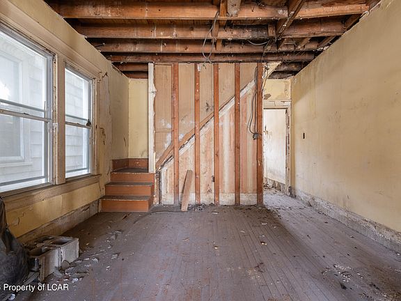 3rd image of 215 E Ridge St