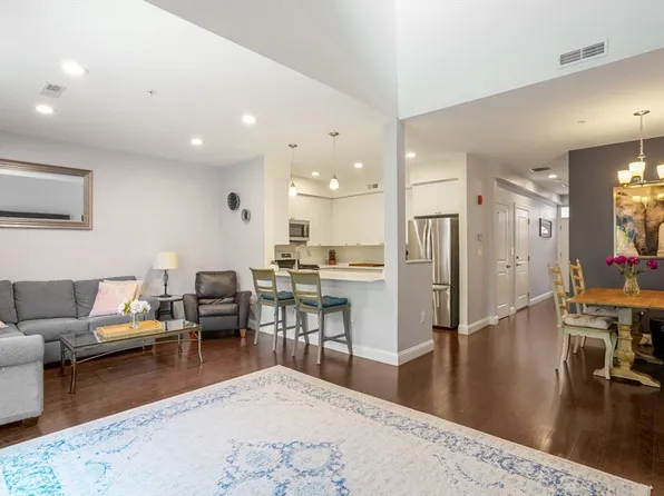 70 Endicott St APT 1403, Norwood, MA 02062