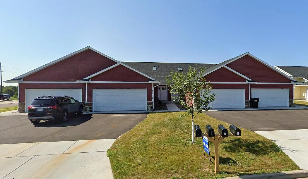 3 bed, 1040 sqft, $1,695 — Photo 1