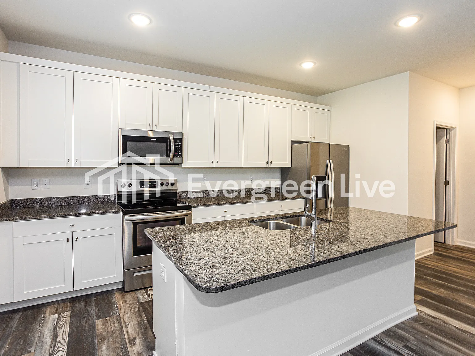 5 bed, 2.5 bath, 2119 sqft, $2,345 — Photo 2