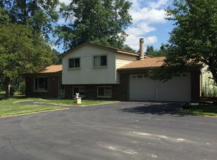 4136 Cross Rd, White Lake, MI 48386