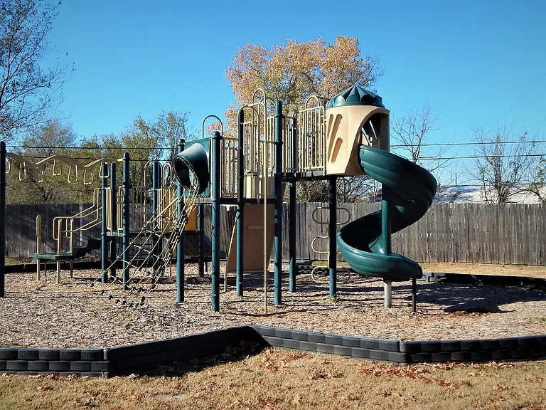 411 W K Pl — Photo 28