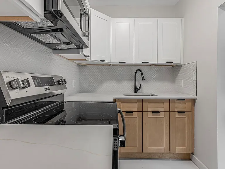 405 W 46th St #2R — Photo 10