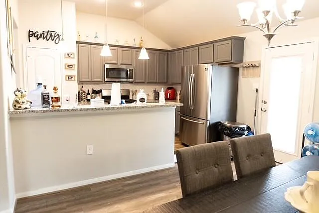 249 Crestview Dr — Photo 2