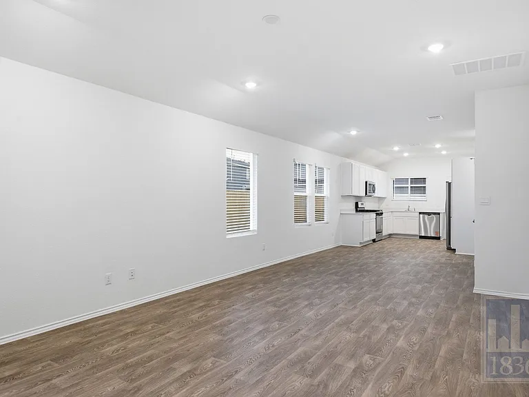 306 Constanza Trl — Photo 4