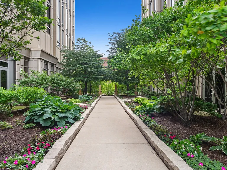 700 N Larrabee St #1003 — Photo 16