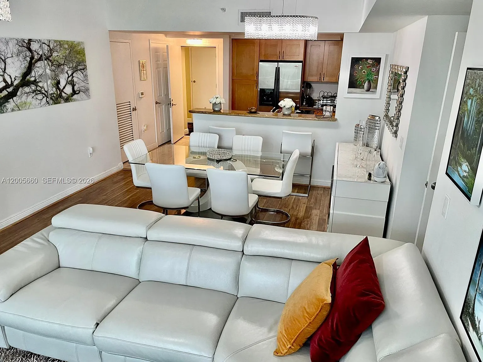 Duo Condominium West — Photo 2