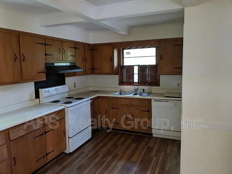 60 Glenwood St — Photo 4
