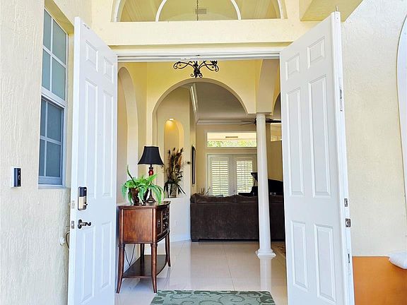 4th image of 7107 Pinecreek Lane