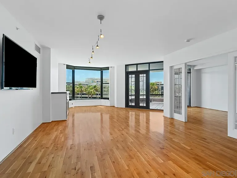 500 W Harbor Dr #504 — Photo 7