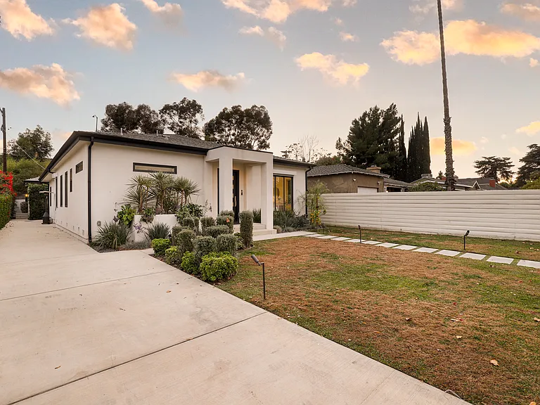15122 Morrison St — Photo 41