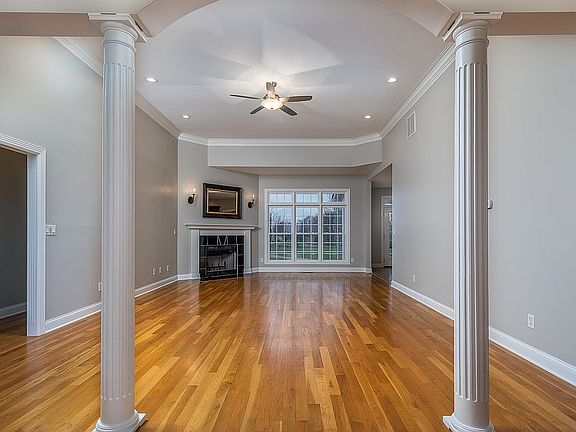 Great room w/fireplace