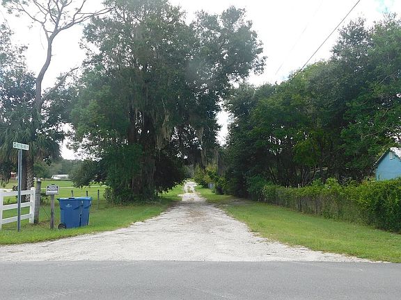 Entrance to Breezy Knoll Rd