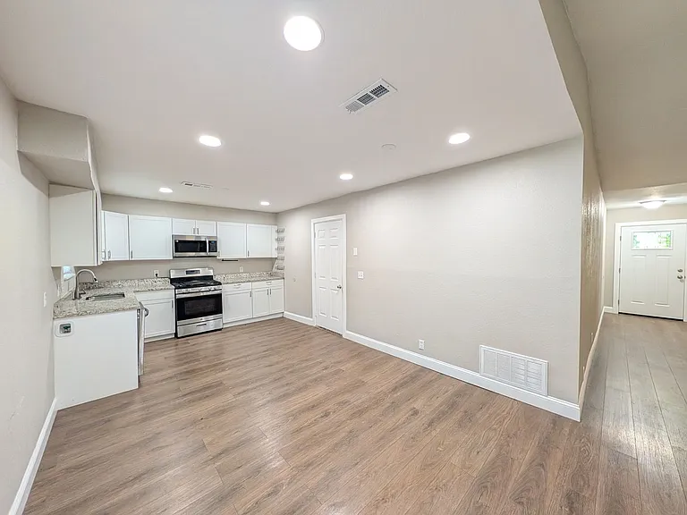 1604 S Redbud Pl — Photo 4