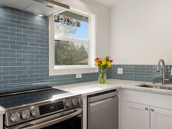 3rd image of 1574 NE Park View Dr #5
