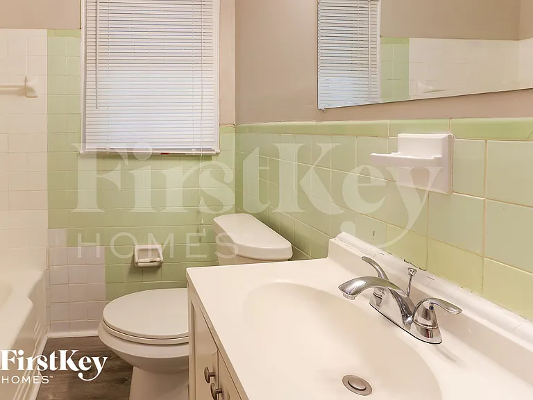 2276 Dauphine St — Photo 13