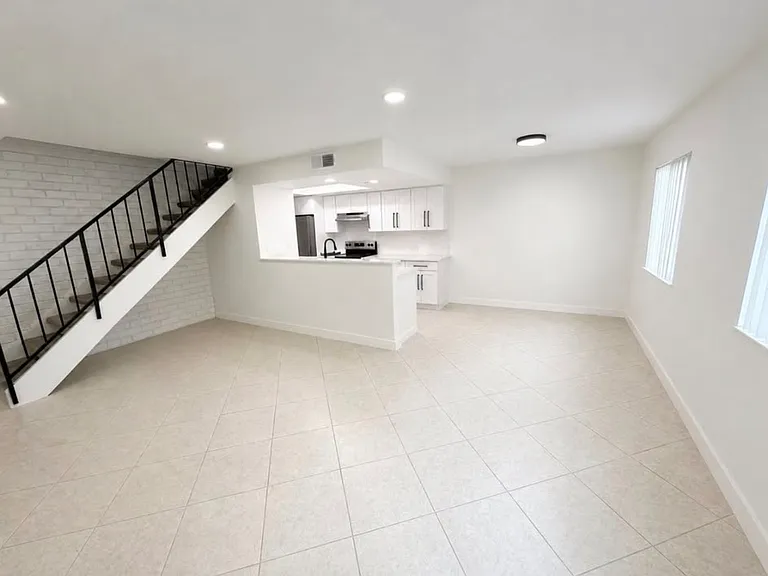 3045 Knollwood Ave — Photo 3