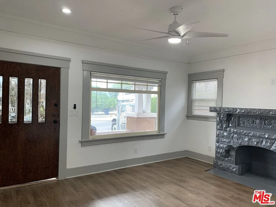 2 bed, 1.0 bath, 1301 sqft, $2,400 — Photo 3