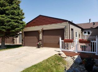 902 27th St NW, Minot, ND 58703