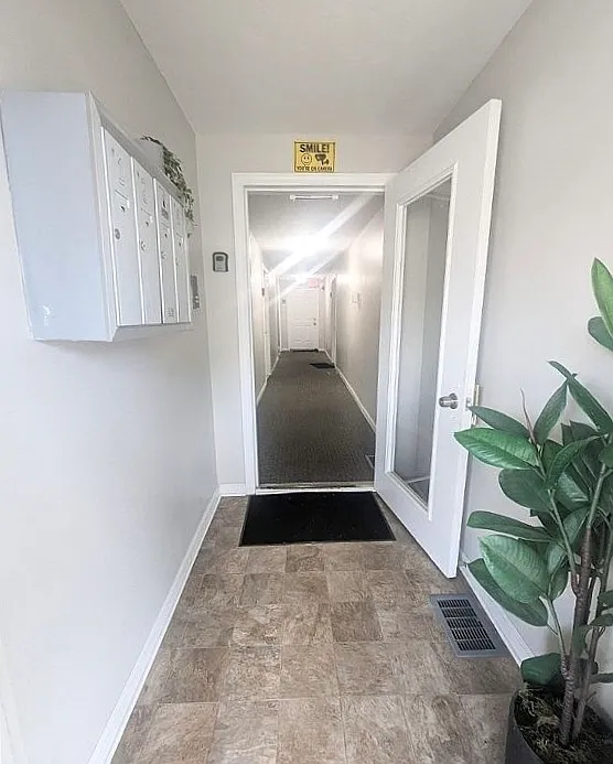 Building Photo - 618 Maplewood Ave #4
