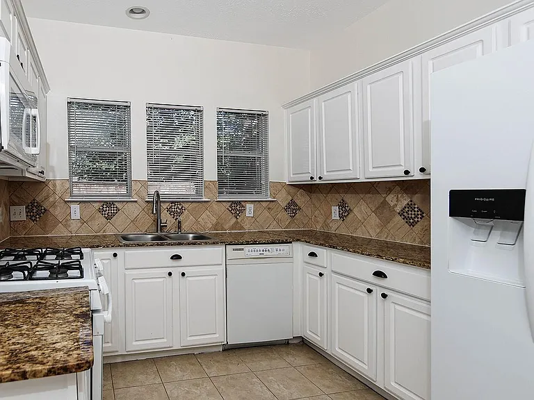 35 S Avonlea Cir — Photo 10