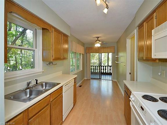 5th image of 205 Brook Forest Ln