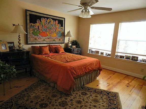 4th image of 1004 Camellia Cir