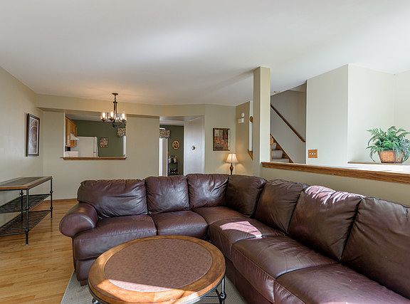3rd image of 310 E Victoria Cir
