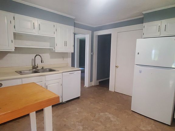 4th image of 172 W Main St