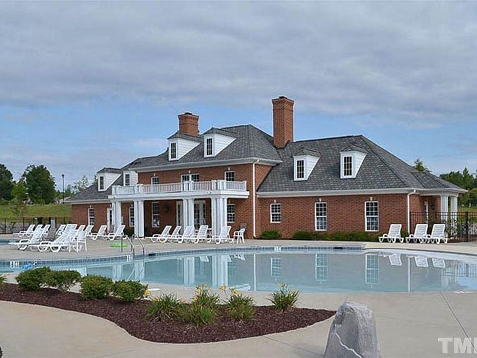 2nd image of 425 Clubhouse Dr