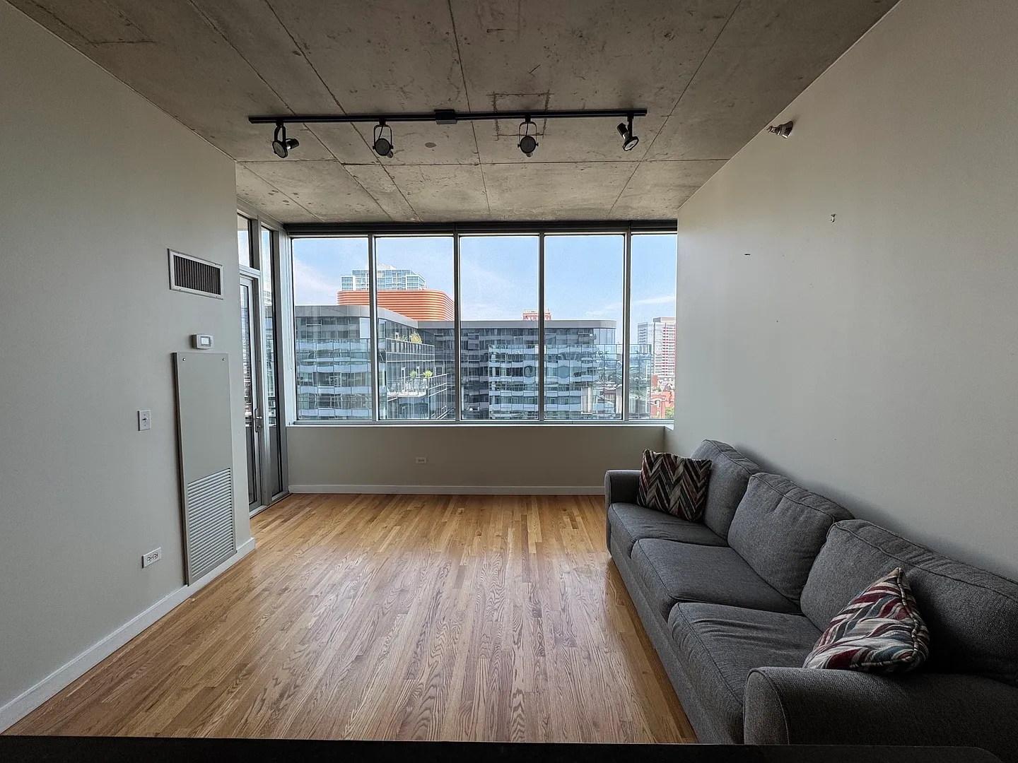 2 bed, 900 sqft, $2,800 — Photo 4