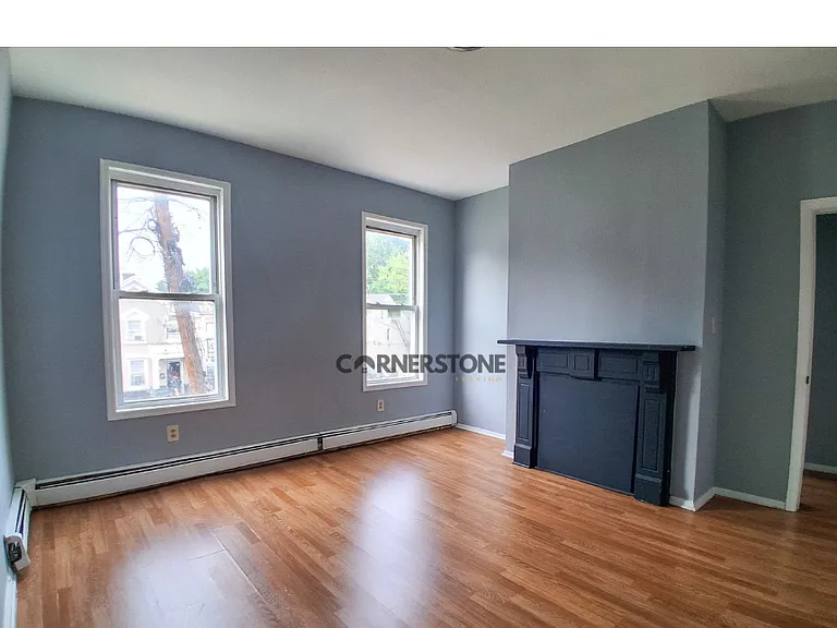 7 N Straight St — Photo 3