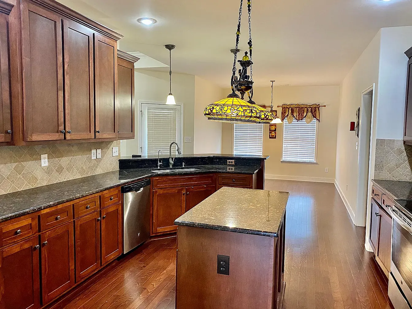 4 bed, 2447 sqft, $2,400 — Photo 3