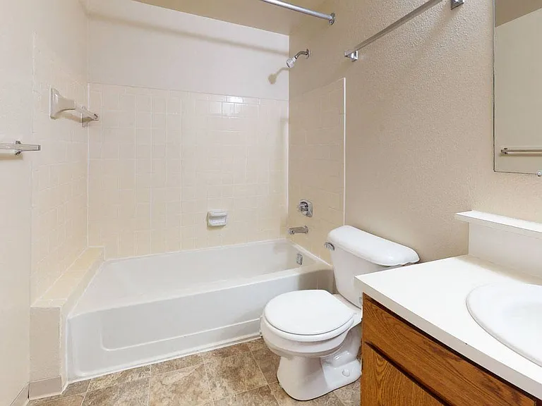 Hampton Lakes Apartments — Photo 56