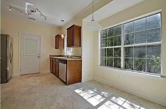 Kitchen and breakfast