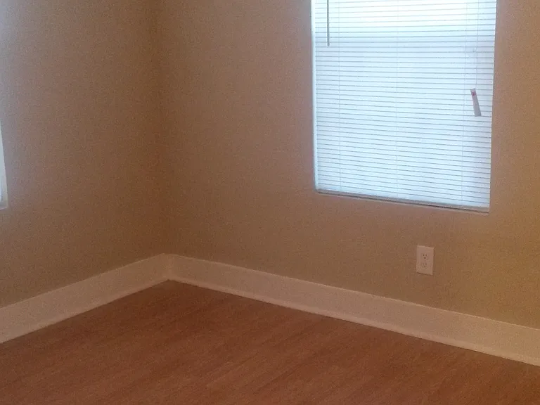 1404 NE 9th St #3 — Photo 5