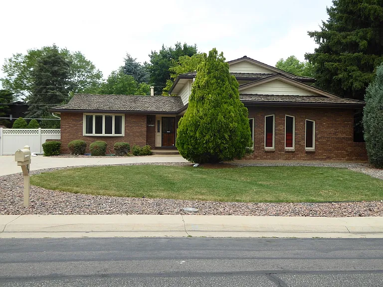7573 Lee Dr — Photo 2