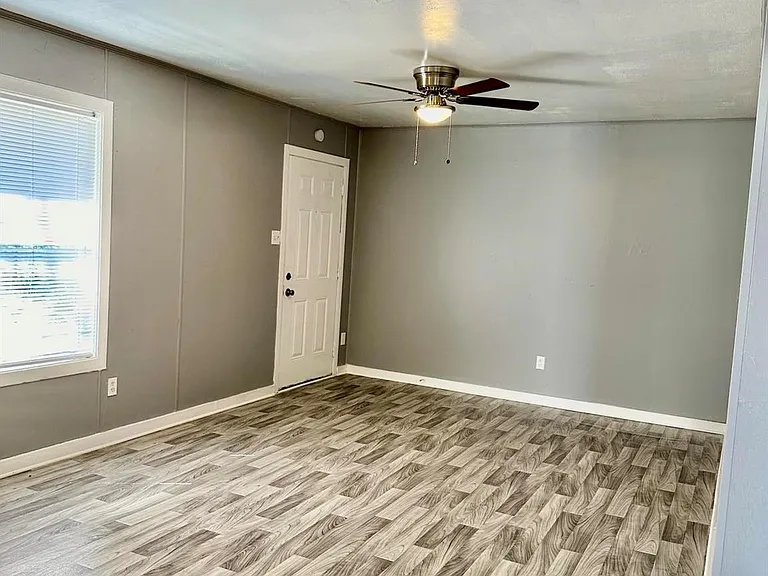 1907 Avenue C #4 — Photo 16