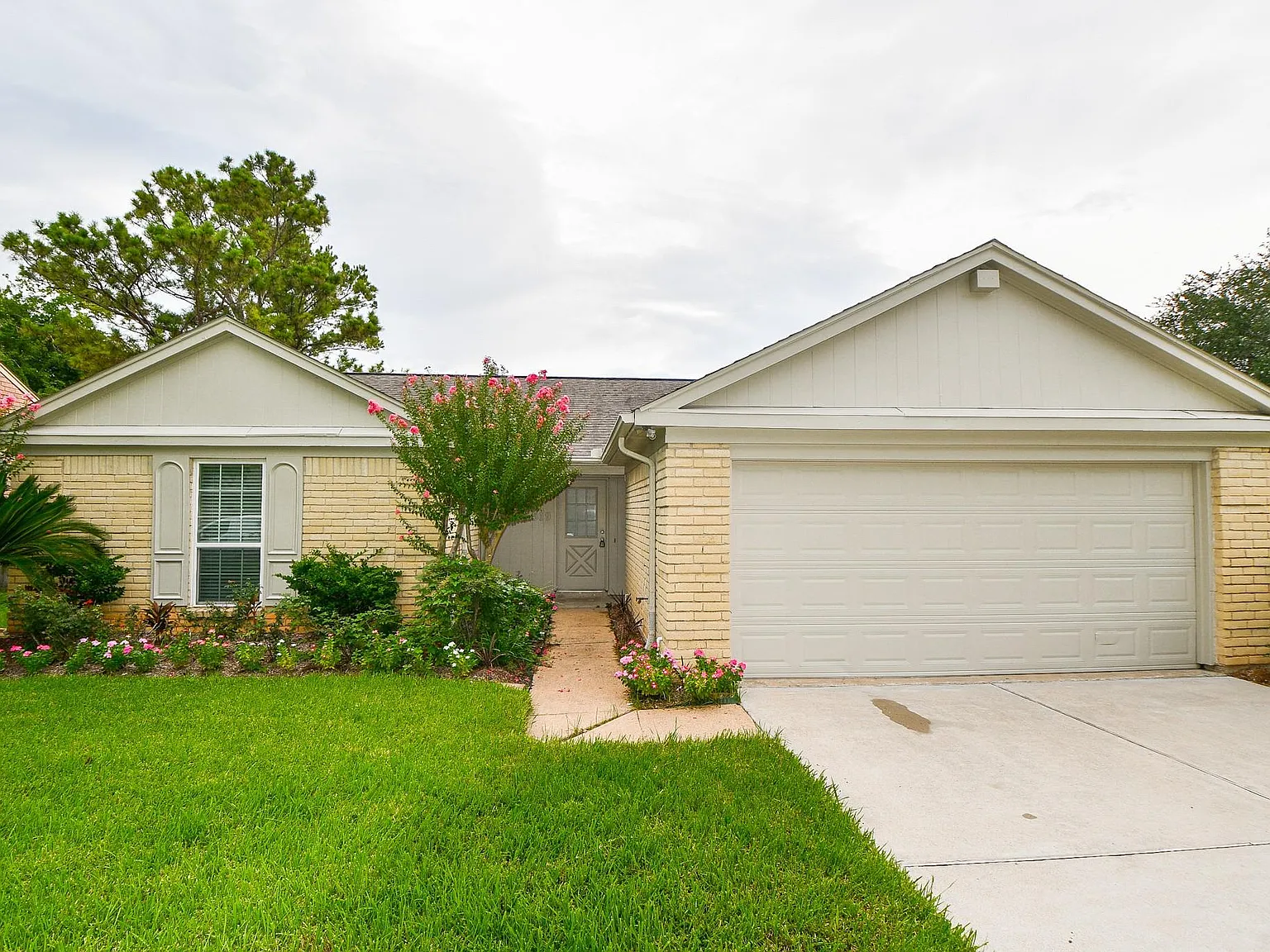3 bed, 2.0 bath, 1742 sqft, $2,200 — Photo 3