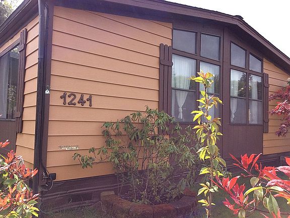 3rd image of 1241 SE Carl Pickel Dr