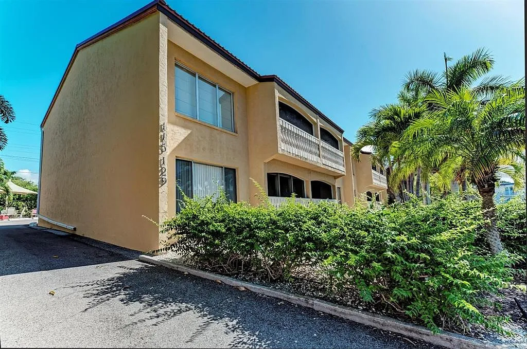 1 bed, 1.0 bath, 766 sqft, $2,450 — Photo 1