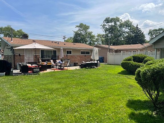 4th image of 671 River Dr