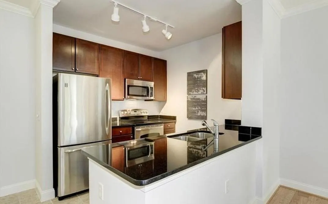 1 bed, 728 sqft, $2,100 — Photo 2