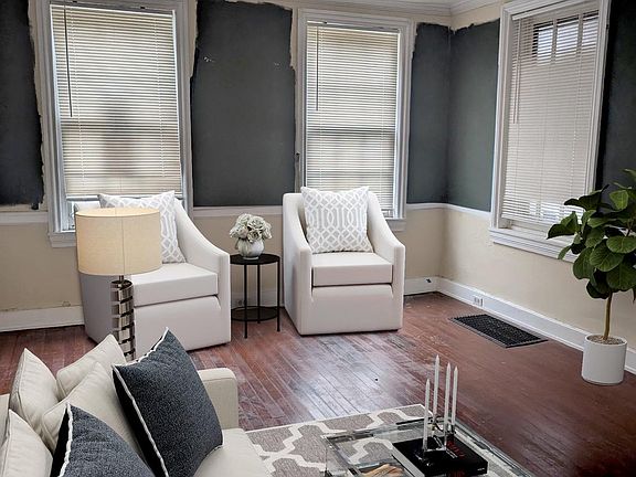 2nd image of 126 W Queen Ln