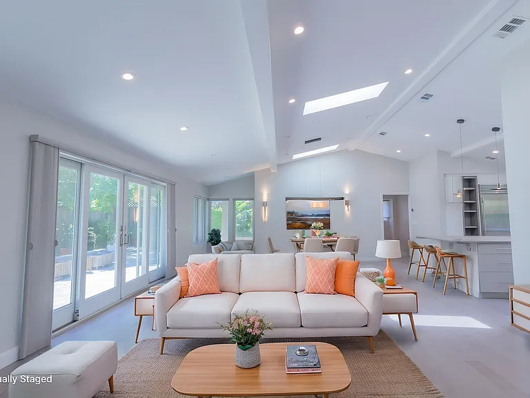 125 Lockhart Ln — Photo 2