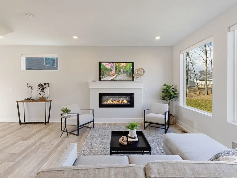 924 Lincoln Way — Photo 3